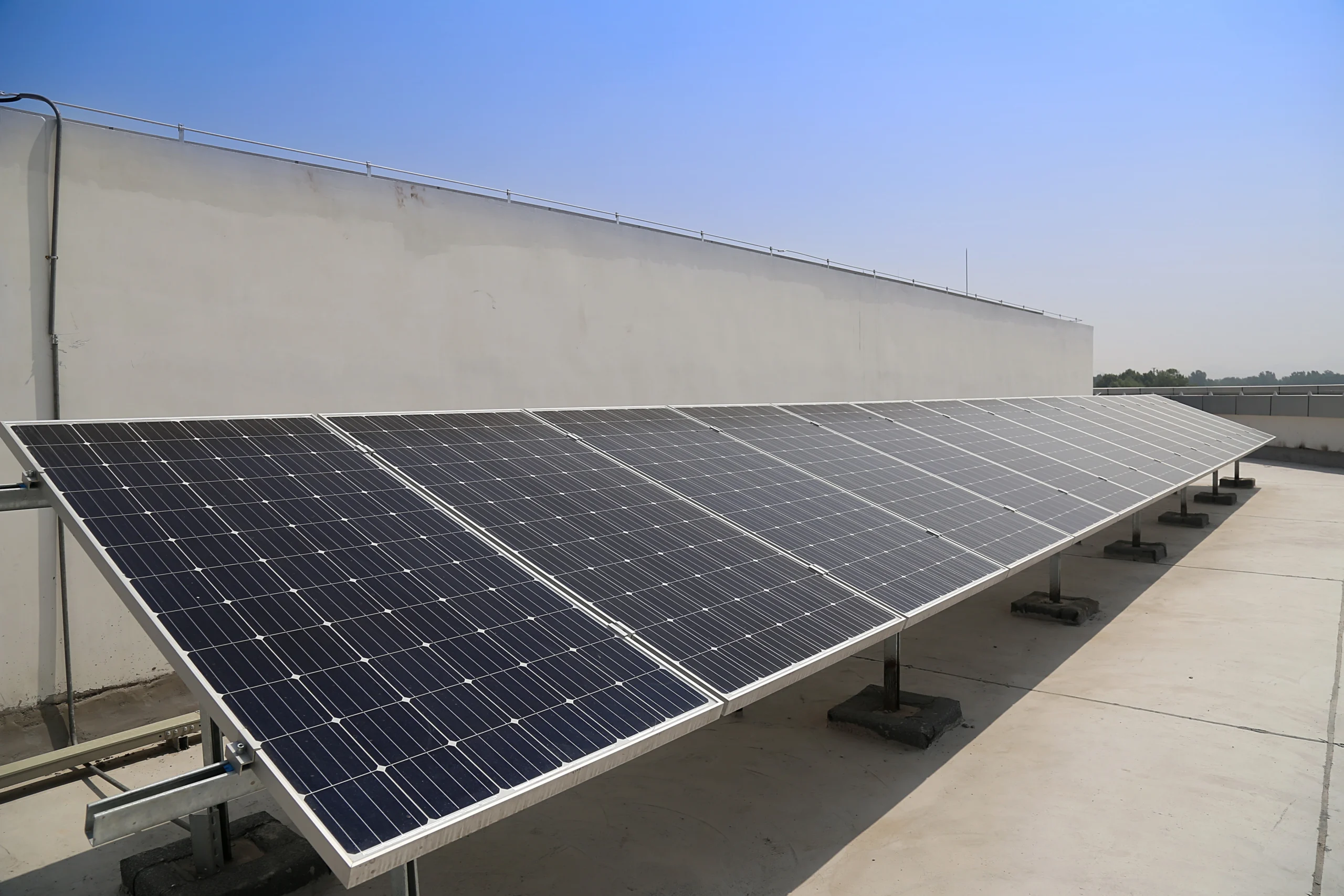 10 kW rooftop solar panel system installed on a commercial building in India showcasing on-grid solar power generation